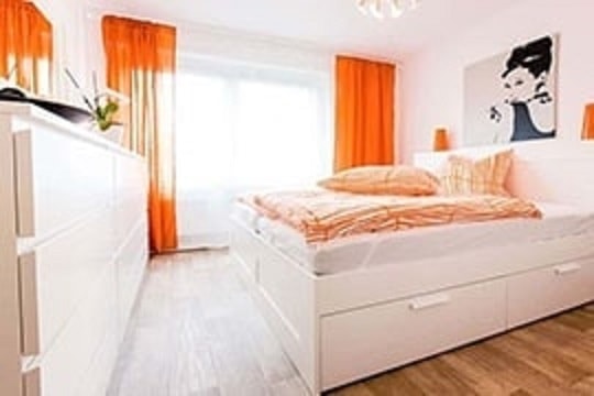 Ein Wohnzimmer eingerichtet in orange.
