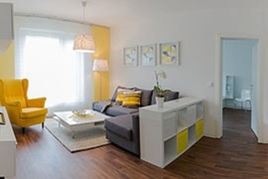 Ein Wohnzimmer in grau und gelb.